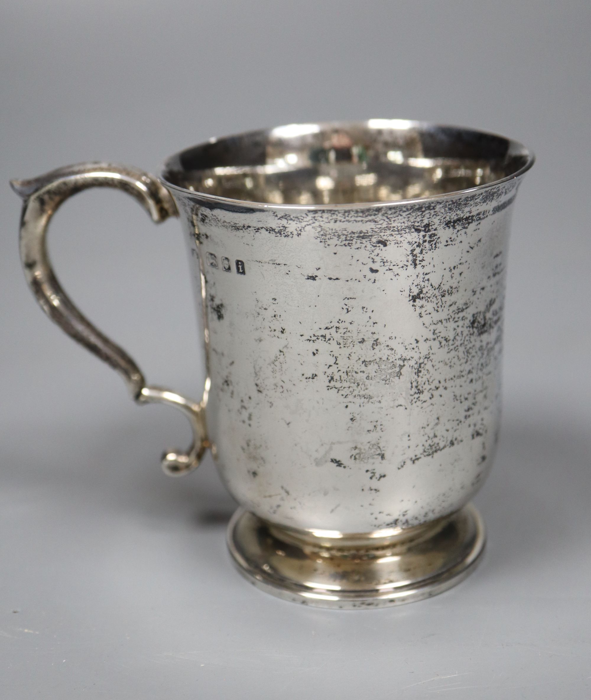 A Edwardian silver christening mug, London, 1904, 87mm, 50z.